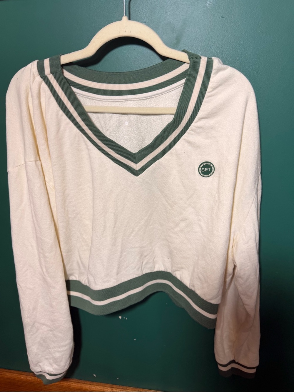SET Active Cream V‑Neck Cropped Sweater with Green Trim